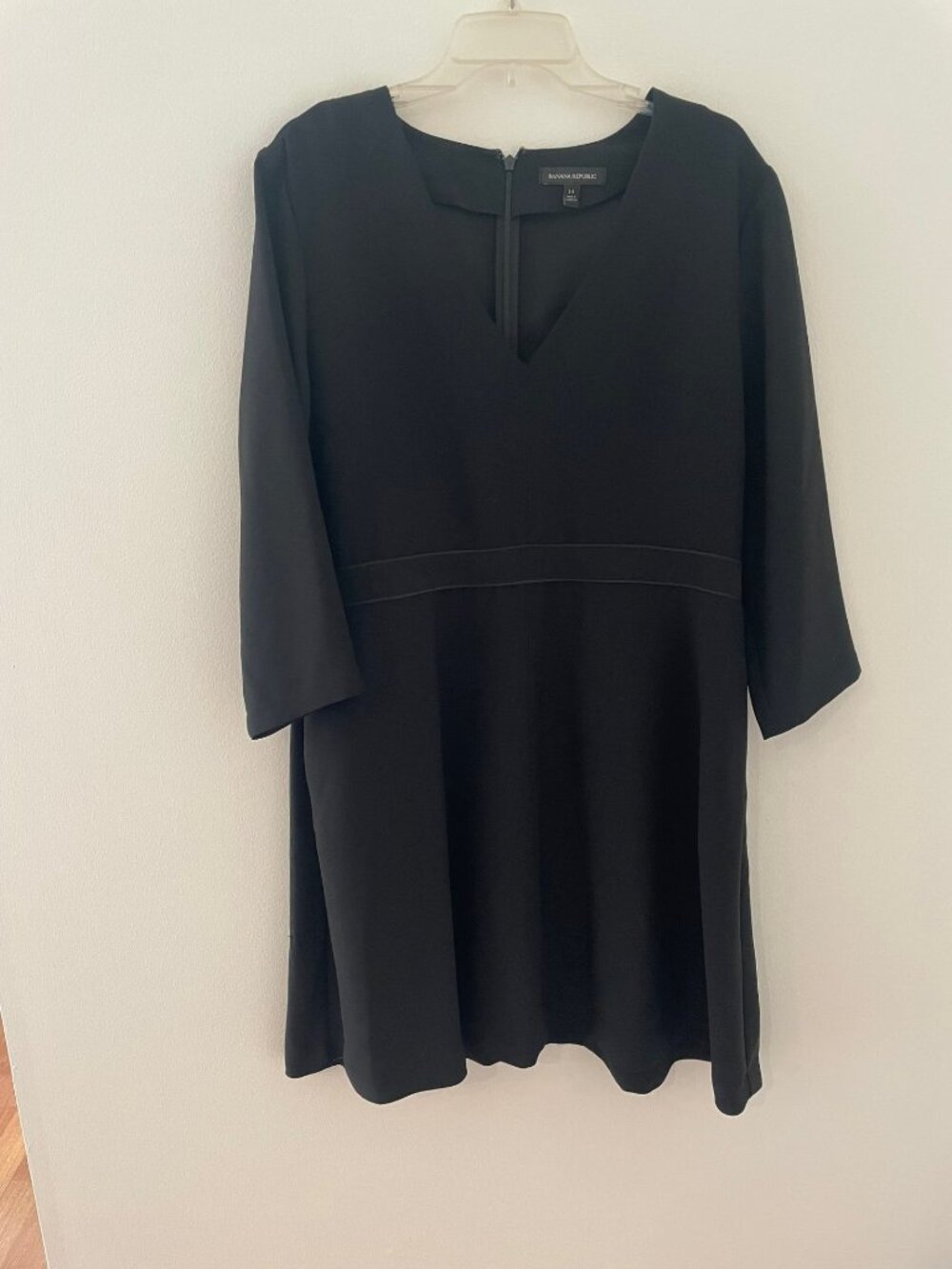 Banana Republic V neck black short dress size 14